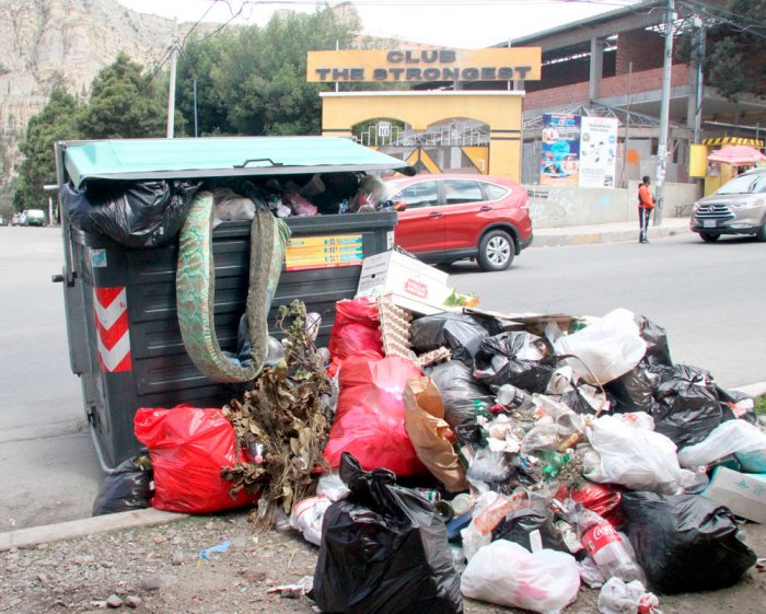 LA ACUMULACIÓN DE BASURA CRECE EN LAS ZONAS SUR, CENTRO Y NORTE DE LA PAZ, SITUACIÓN QUE SE CONSTITUYE EN UN RIESGO PARA LA SALUD DE LA POBLACIÓN.