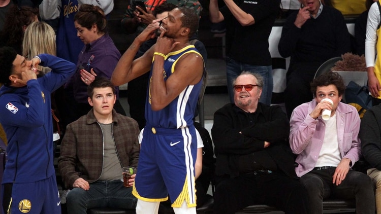 Jack Nicholson y su hijo Raymond juntos en el juego de baloncesto Los Angeles Lakers contra ell Golden State Warriors en el Staples Center de Los Ángeles, California. (The Grosby Group)