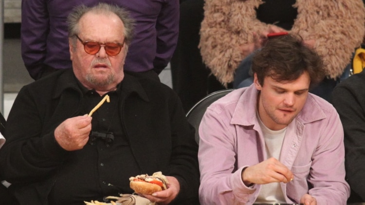 Vestido todo negro, la leyenda de Hollywood de 81 años estuvo en el juego de Los Angeles Lakers en el Staples Center el lunes por la noche, donde él y su hijo Ray, de 26 años, alentaron a su equipo contra el campeón Golden State Warriors (The Grosby Group)