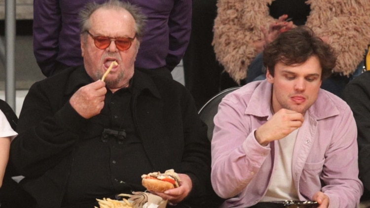 Jack Nicholson es un reconocido fanático de los Los Angeles Lakers. Estos lugares le pertenecen desde los años 70 cuando los adquirió y renova anualmente su abono al estadio (The Grosby Group)
