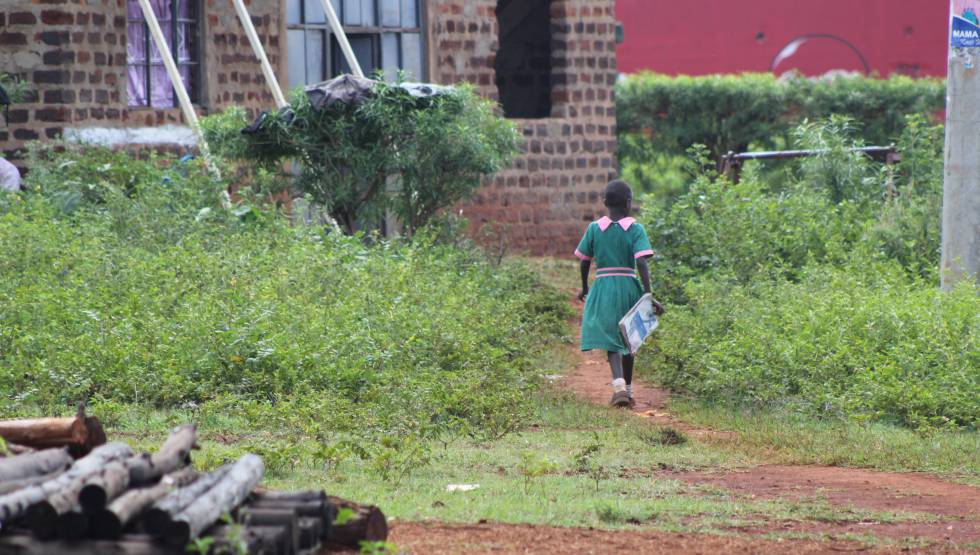 Una estudiante caminando en el condado de Busia a la salida de la escuela.
