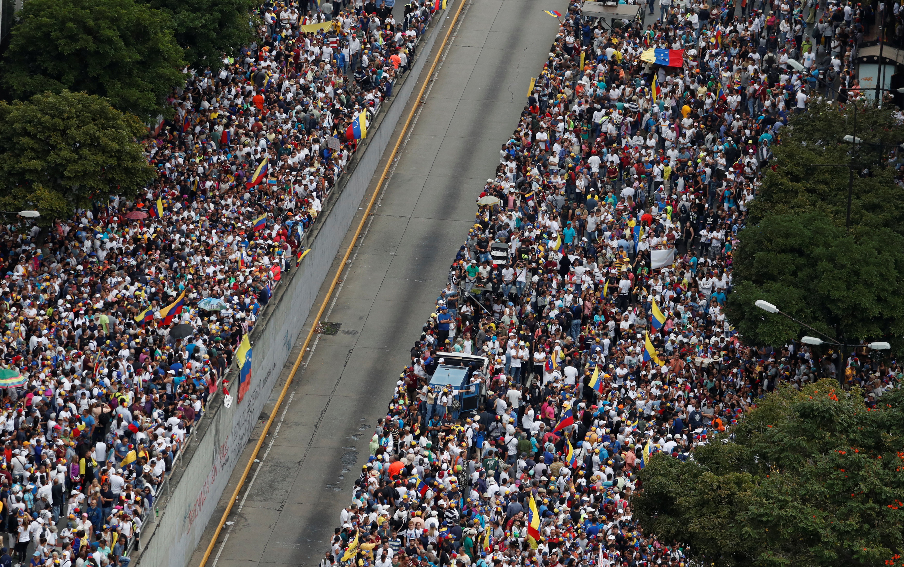 El centro de Caracas se llenó poco después de la hora de convocatoria