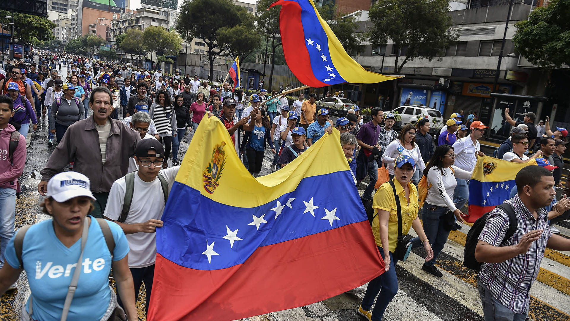 Miles de personas protestan en Caracas contra el régimen