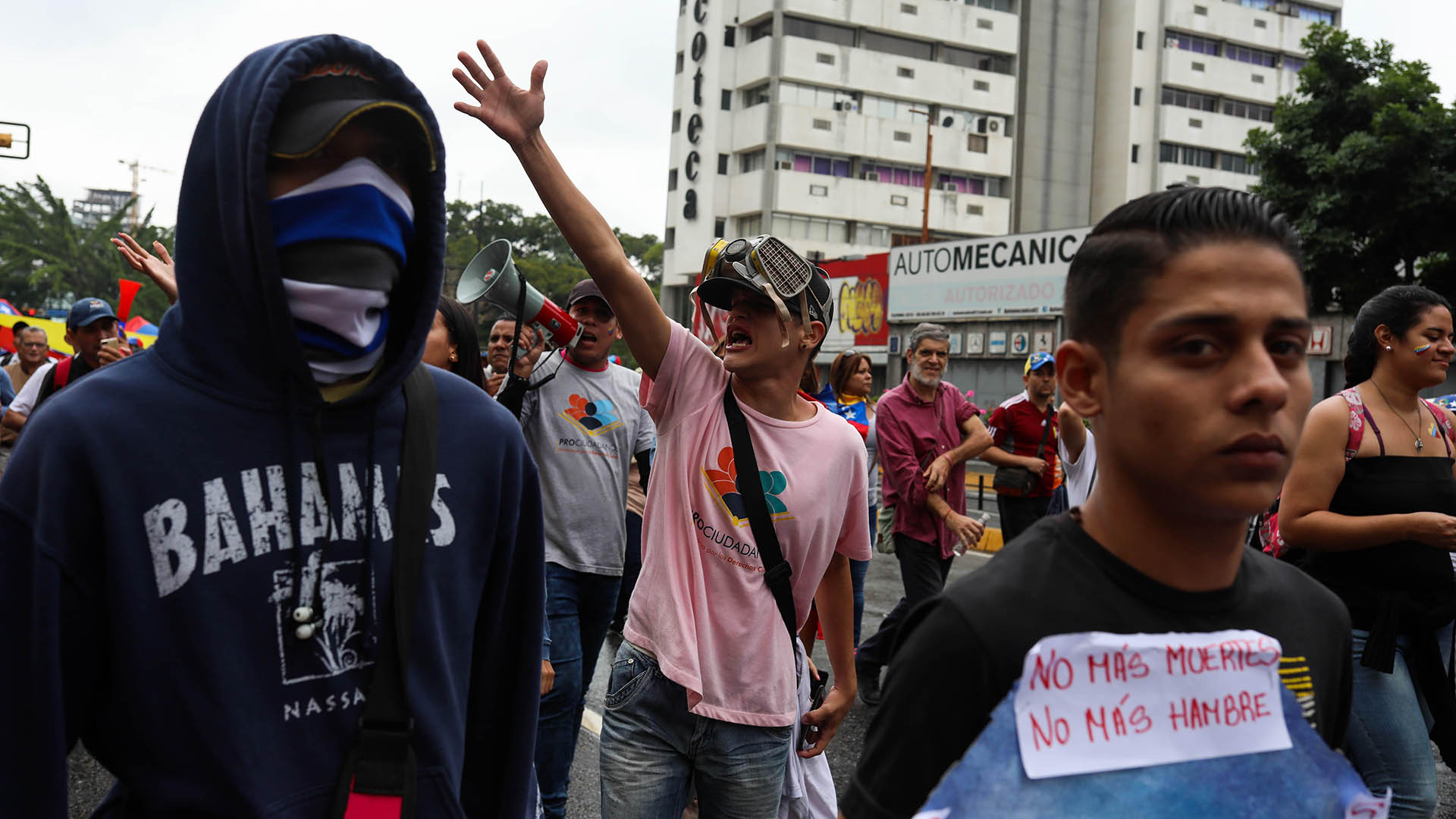 “Estamos marchando para que Guaidó se proclame presidente. No queremos a Maduro que es un usurpador. Estamos aquí para que se restituya la democracia”, declaró a AFP Argenis Ramos, docente de 32 años, vestido de blanco, en el este de Caracas