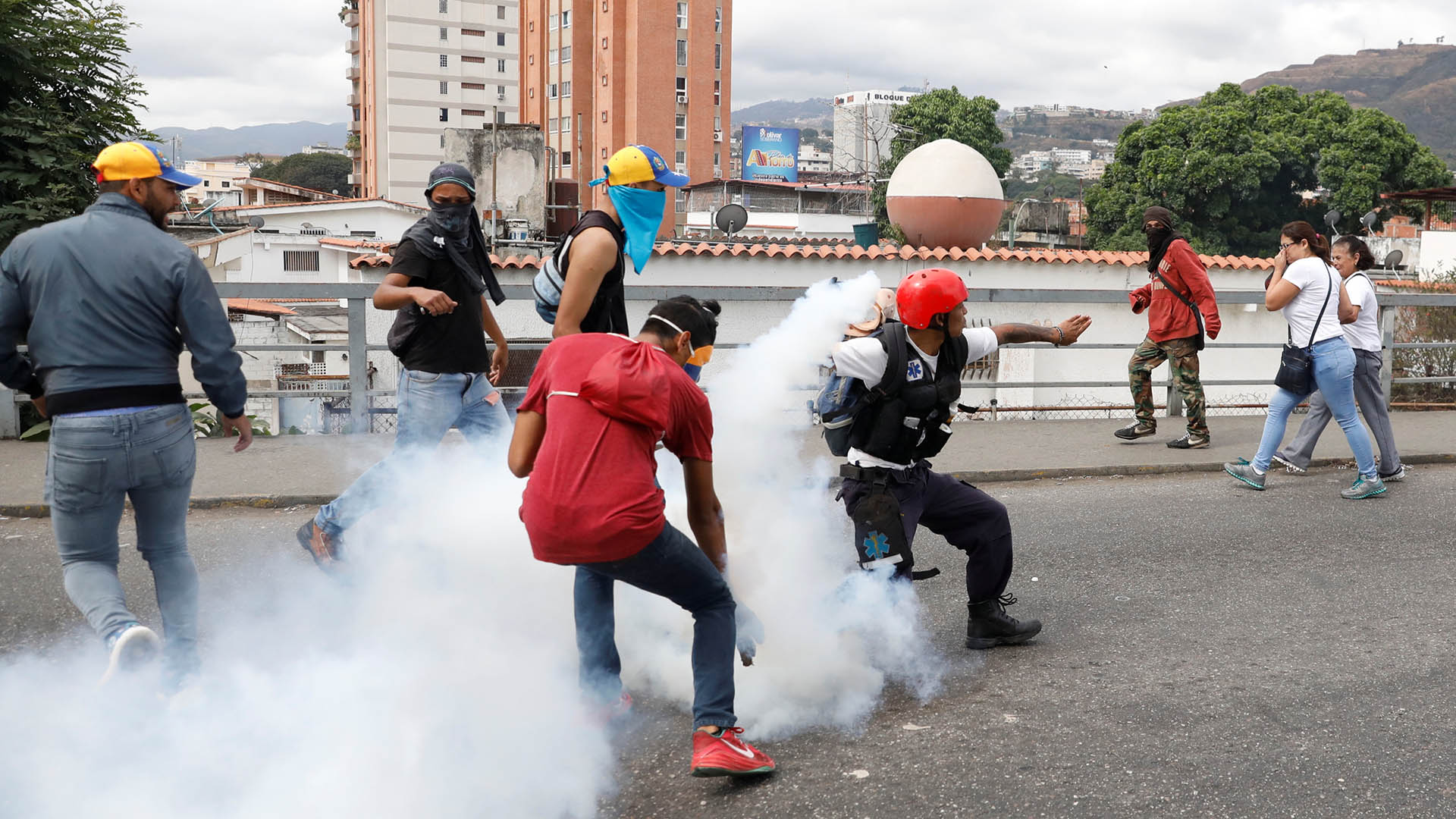 En un contexto de presión internacional por el desconocimiento de un nuevo período de gobierno y de protestas y cacerolazos en su contra, Maduro aseguró la noche del martes que nada intimida al oficialismo