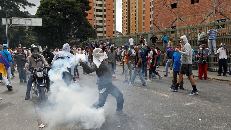 La Guardia Nacional Bolivariana reprimió a la población civil (Reuters)
