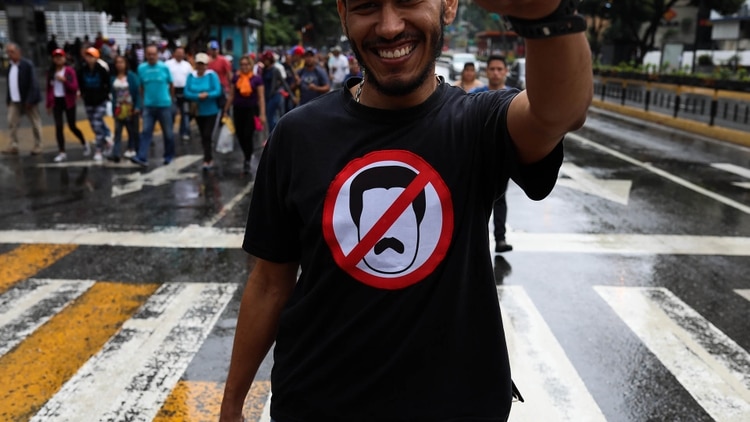 Miles de personas marcharon por las calles de Caracas (AP)
