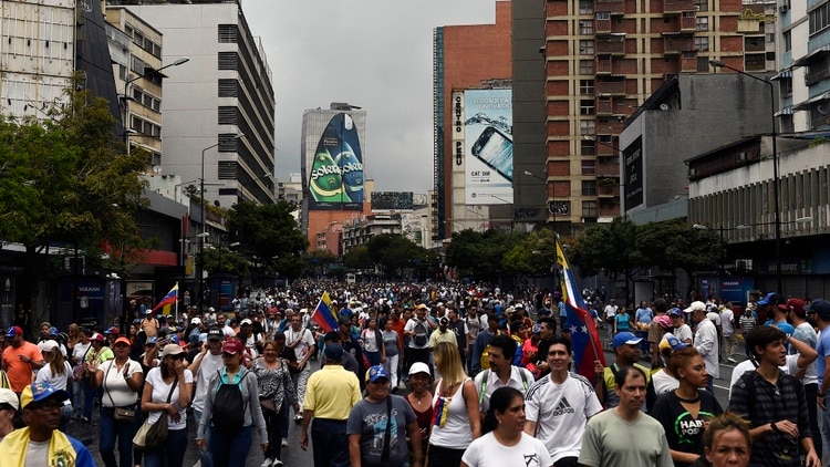 Los venezolanos salieron con la consigna de manifestarse en paz (AFP)