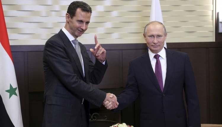 El presidente ruso Vladimir Putin y el dictador sirio Bashar al Assad, reunidos en Sochi el 20 noviembre de 2017 (Reuters)