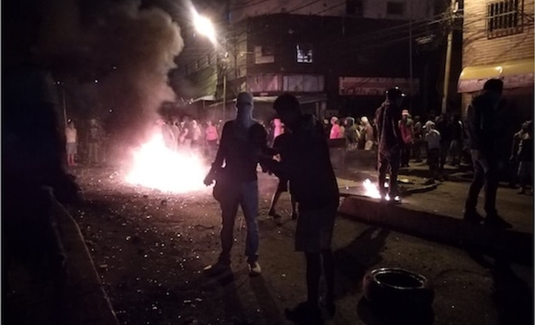 Un momento de las protestas durante la noche en Caracas