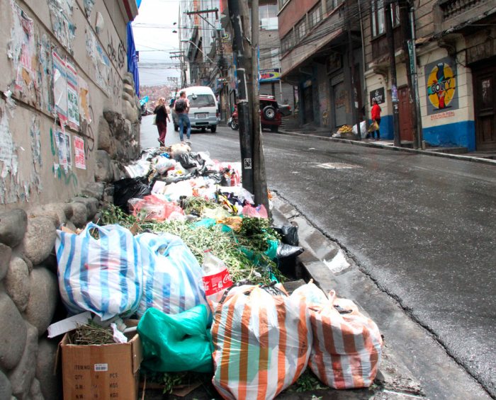 LA BASURA INVADIÓ EL CENTRO DE LA PAZ, CON MAYOR INTENSIDAD DESPUÉS DEL FESTEJO POR LOS 13 AÑOS DE GOBIERNO DEL MAS.