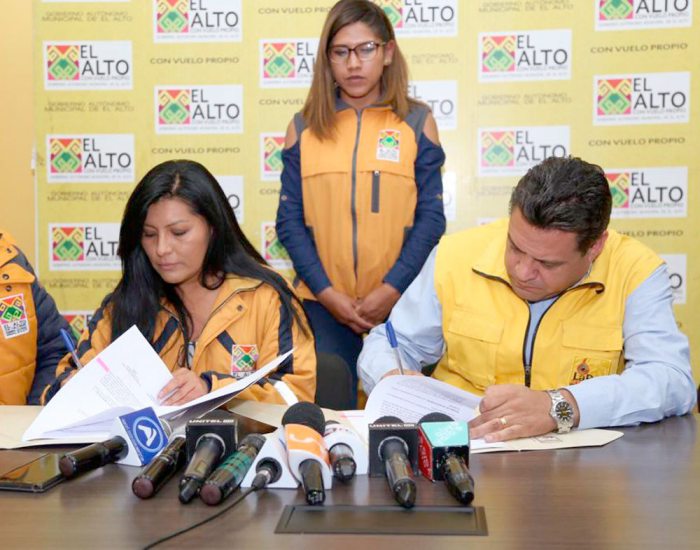 AMBAS AUTORIDADES FIRMAN ACUERDO.