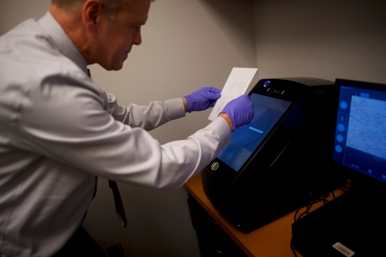 Una máquina puede revelar si el ADN de un individuo coincide con la evidencia genética recolectada en una escena del crimen. (Mark Makela/The New York Times)