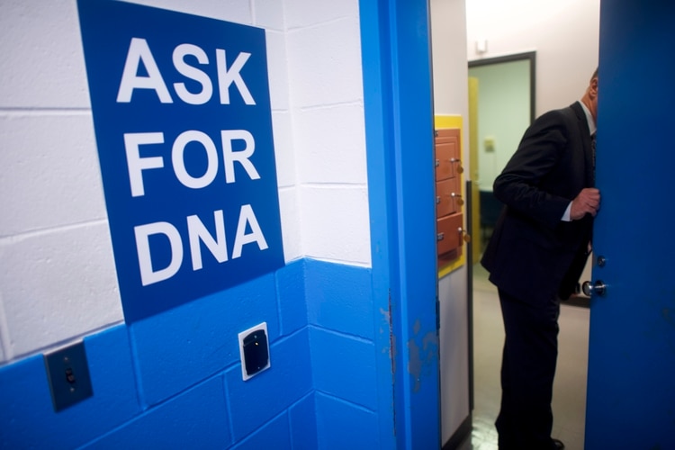Un letrero en el Departamento de Policía de Bensalem les recuerda a los agentes que soliciten una muestra de ADN a cualquier persona que arresten. La mayoría da su consentimiento.(Mark Makela/The New York Times)
