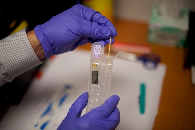 Una máquina de ADN Rápido generalmente cuesta entre 30.000 y 150.000 dólares. Cada cartucho para analizar una muestra puede ser usado solo una vez y cuesta entre 100 y 150 dólares. (Mark Makela/The New York Times)