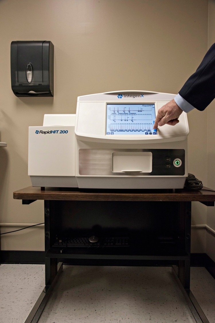 Una máquina de ADN Rápido en la oficina del fiscal de distrito del condado de Orange, California. (Melissa Lyttle/The New York Times)
