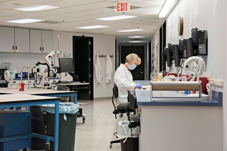 Un científico forense trabajando en el laboratorio de criminalística del condado de Orange. Las herramientas en ese lugar para el análisis de ADN son más sensibles, pero obtener los resultados puede tomar semanas o meses.. (Melissa Lyttle/The New York Times)