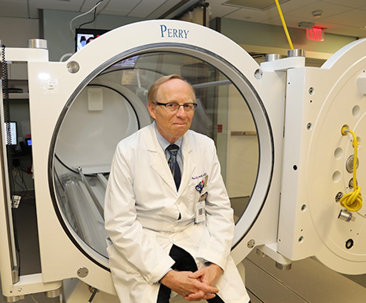 Paul Harch cree que la oxigenoterapia hiperbárica podría ser una opción de tratamiento a largo plazo, junto con la medicación, para pacientes con demencia. (Louisiana State University)