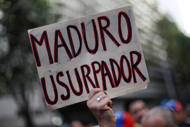 Miles de personas salieron a las calles el miércoles para protestar contra Maduro (Reuters)
