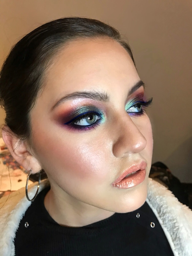 Smokey en ojos, piel y labios, todo el makeup holográfico, la tendencia del momento (Makeup holo por Joaquín López Patterson)