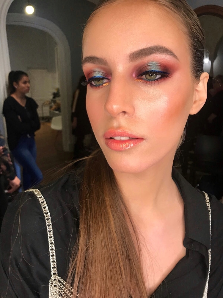 Smokey multicolor, pómulos y labios con gloss (Makeup holo por Joaquín López Patterson)
