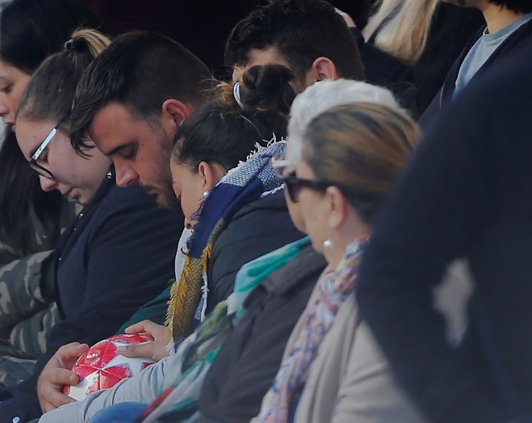 Los padres de Julen sostienen una pelota (REUTERS/Jon Nazca)