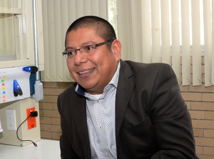 En la Facultad de Química de la UNAM, Gerardo Leyva Gómez desarrolla nuevos materiales para la cicatrización de quemaduras con quitosano de crustáceos Foto: (UNAM)