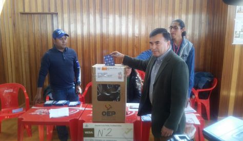 El ministro de la Presidencia, Juan Ramón Quintana, emitió su voto en la unidad educativa Amor de Dios, en el marco de las Elecciones Primarias. Foto: Bolivia tv