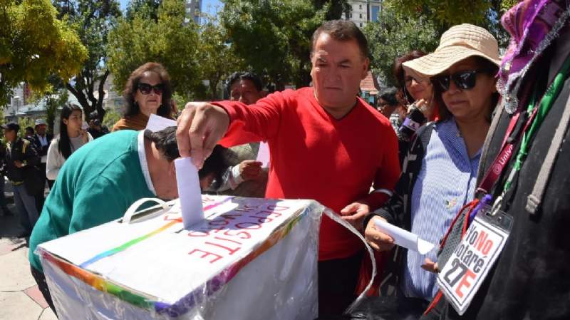 A la par de las Primarias; colectivos hicieron un sufragio simbólico en las plazas
