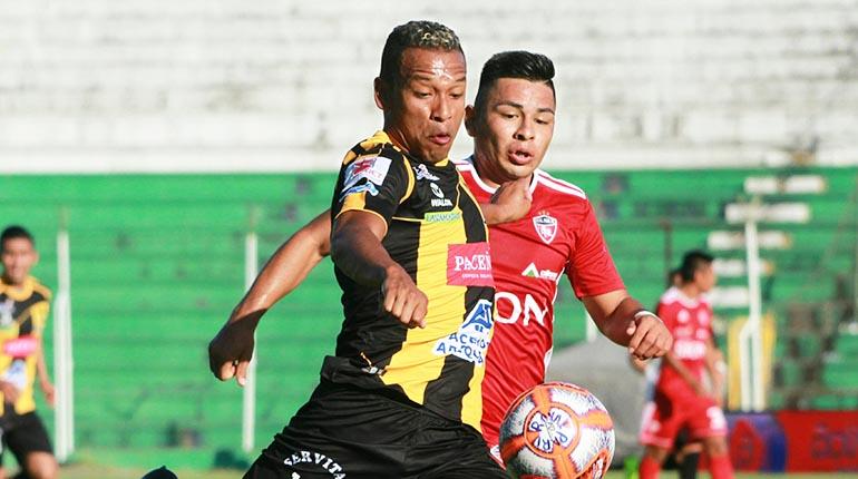 Compromiso jugado entre Royal Pari y The Strongest, ayer. | APG