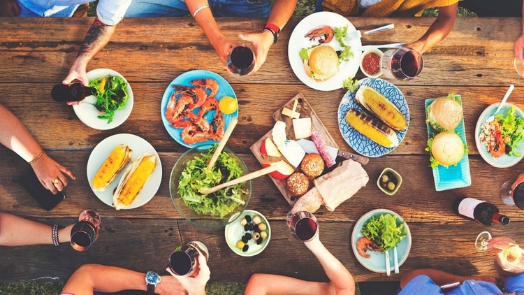 La fibra de las frutas y verduras también reduce la absorción de azúcares y grasas, retarda la digestión y la absorción y regulariza el tránsito intestinal. (iStock)