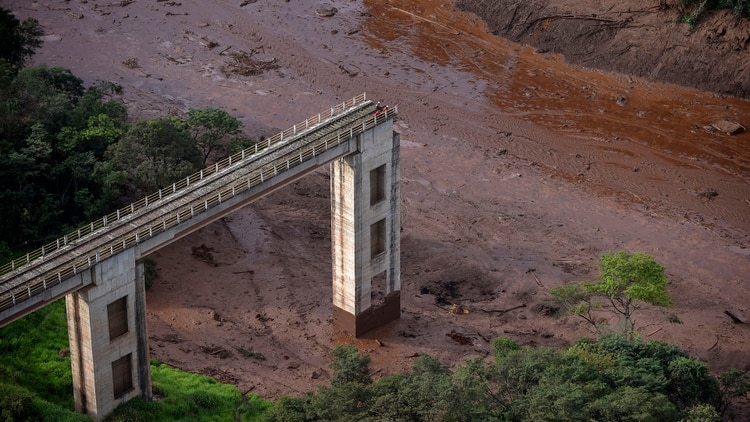 La represa colapsó el pasado viernes y liberó un torrente de fango y residuos de la minera Vale en Brumadinho, Brasil (Douglas Magno / AFP)