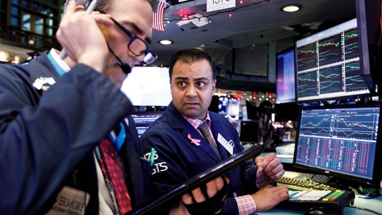 La fuerte caída fue registrada en las operaciones pre mercado, a la espera de la apertura de las plazas en Nueva York y San Pablo (EFE)