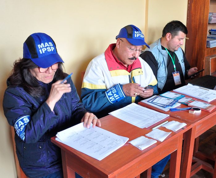 MUCHAS MESAS DE SUFRAGIO PERMANECIERON VACÍAS POR VARIAS  HORAS.