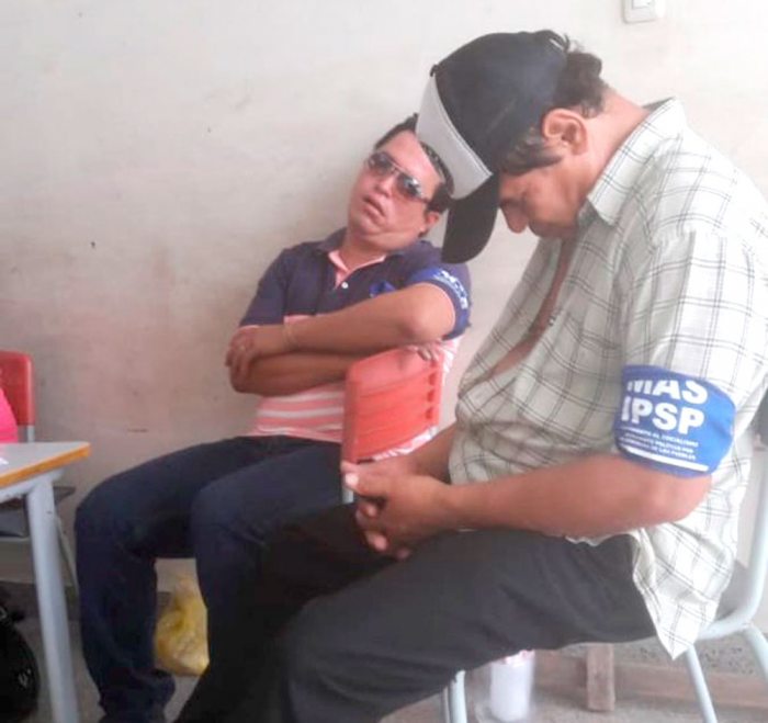 ALGUNOS  DELEGADOS DE MESA DEL PARTIDO  OFICIALISTA OPTARON  POR  UNA SIESTA.