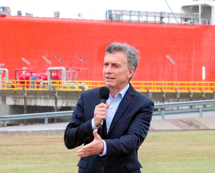 PRESIDENTE MAURICIO MACRI DESPIDIÓ EN OCTUBRE, DESPUÉS DE 10 AÑOS, BARCO REGASIFICADOR EN BAHÍA BLANCA.