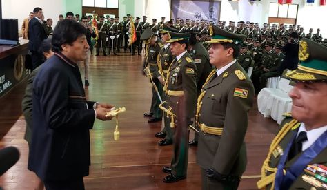 El presidente Evo Morales entrega un sable a uno de lo generales de la Policía. Foto: Bolivia Tv