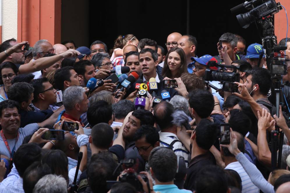 Foto: El presidente de la Asamblea Nacional de Venezuela y autoproclamado presidente interino del paÃ­s, Juan GuaidÃ³ (c), habla con los medios de comunicaciÃ³n. (EFE)