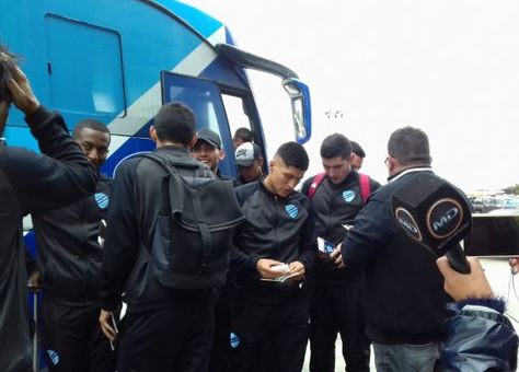 Jugadores de Bolívar en el aeropuerto de El Alto antes del viaje a Uruguay. Foto: Marcas