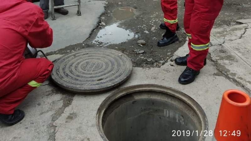 Mira el rescate de una universitaria que cayó a una alcantarilla de Miraflores