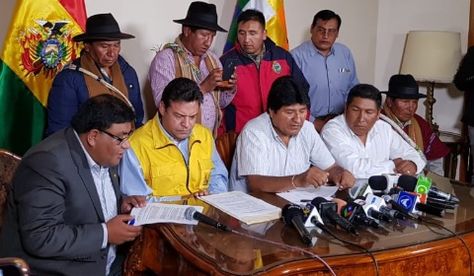 El presidente Evo Morales (c) junto a los alcaldes de La Paz, Luis Revilla (i), y de Achocalla, Damaso Ninaja.