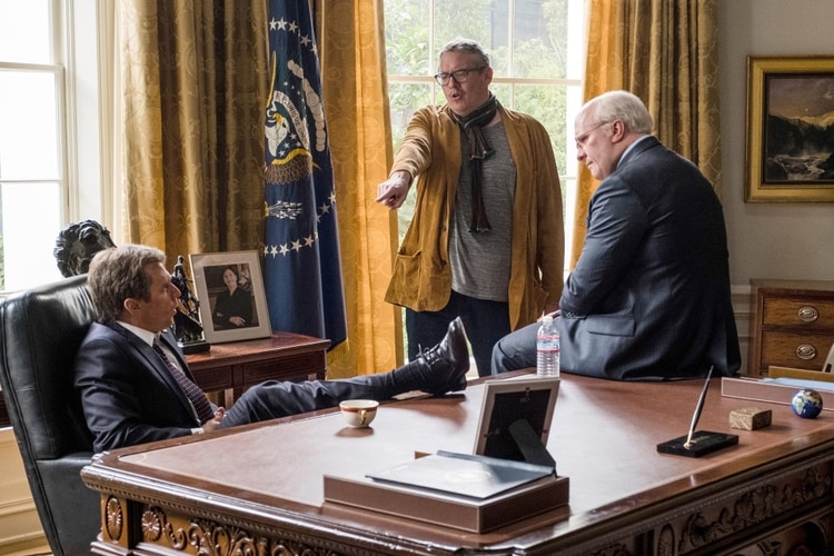 Los actores Sam Rockwell (Bush Jr) y Christian Bale (Cheney) dialogan con el director Adam McKay(Matt Kennedy / Annapurna Pictures 2018)
