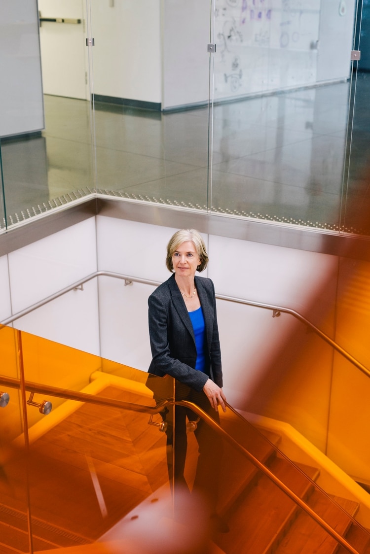 Jennifer Doudna, una inventora de Crispr, la técnica de edición de genes que utilizó el investigador He, cree que las revistas académicas deberían negarse a publicar investigaciones de modificación de genes que no han sido autorizadas. (Anastasiia Sapon para The New York Times)