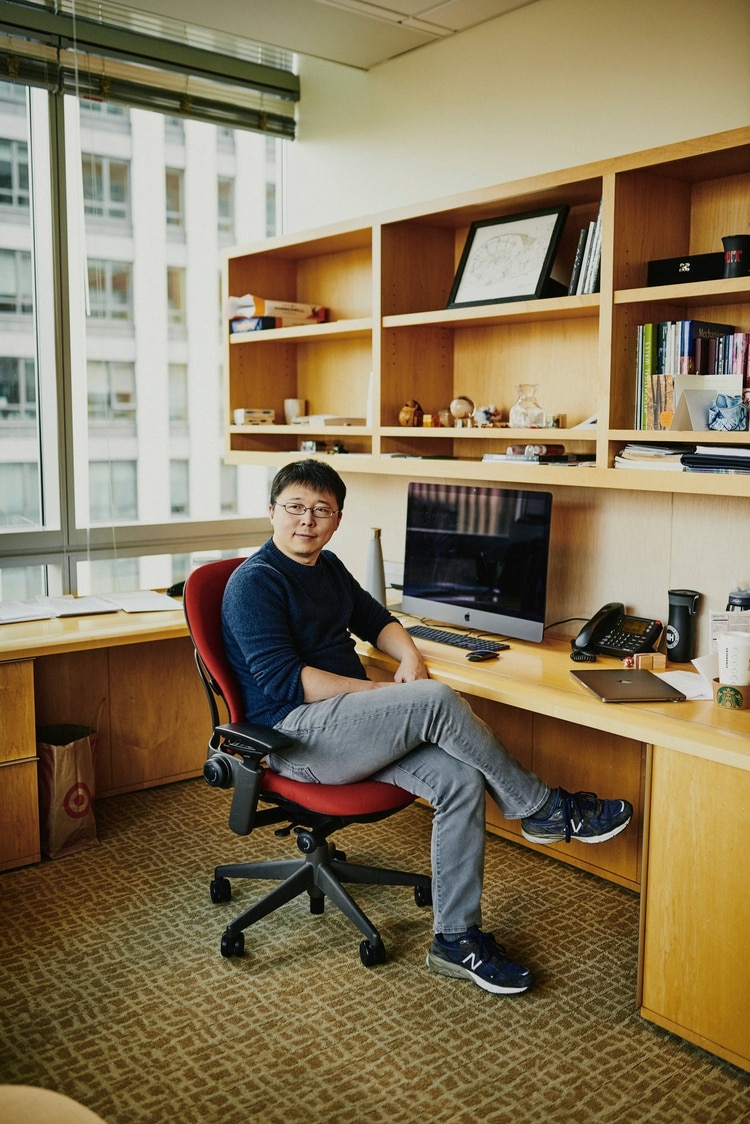 Feng Zhang, otro de los inventores de Crispr, se reunió con He a mediados de este año y criticó sus resultados de modificación de genes. Él dice que He no le mencionó que había implantado embriones modificados genéticamente. (Tony Luong para The New York Times)