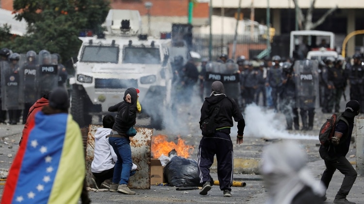La policía reprime a los manifestantes que solicitan la renuncia de Nicolás Maduro. (REUTERS)