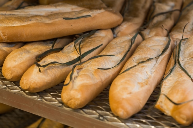 Aunque el pan blanco es débil en nutrientes, no hay certeza sobre su perjuicio; el pan de grano entero, en cambio, provee beneficios. (Amy Pezzicara / La Segunda Central Bakery)