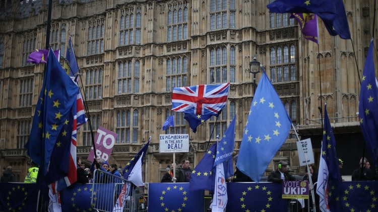 Manifestantes en contra del “Brexit” frente al parlamento británico (AFP)