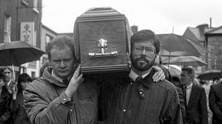 La nueva frontera entre Irlanda (miembro de UE) e Irlanda del Norte es uno de los focos de cuestión, ya que podría hacer peligrar los acuerdos de paz alcanzados en 1998. En la foto Patrick McGuinness (izquierda) y Gerry Adams (derecha) en el funeral de una de las víctimas de la emboscada en Loughgall