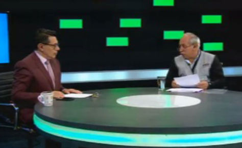 Antonio Costas (d) en el set principal del programa nocturno Que No Me Pierda.