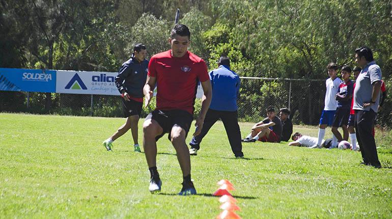 Juan Pablo Aponte durante una sesión de fútbol la semana pasada. | Martin Numbela